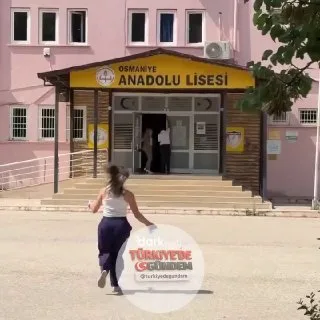 ÖSYM, sınavdan 15 dakika önce kapıların kapatılması kuralında herhangi bir değişiklik yapılmayacağını ve esnetilmeyeceğini açıkladı.
