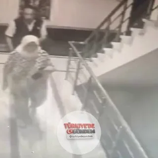 Eyüpsultan'da yaşayan 79 yaşındaki Alman emekli S.G., kendilerini telefonda dolandırıcı olarak tanıtan şahıslara 38 adet burma bilezik, 12 altın zincir, çok sayıda altın eşya ve 30 bin euro kaptırdı. Yakalanan 3 şüpheli tutuklanırken, dolandırıcılık