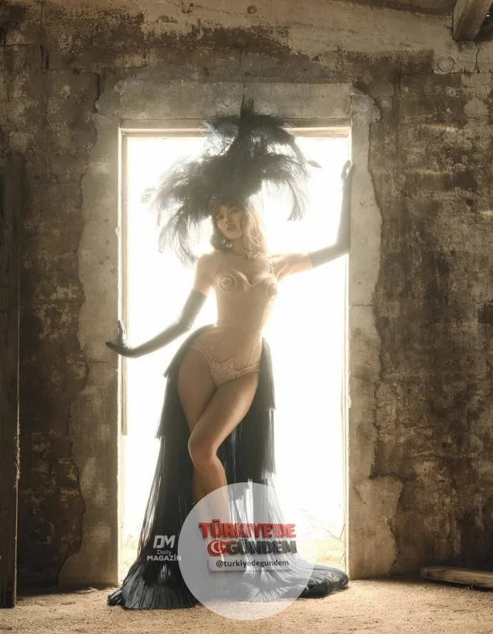 Lisa'nın Vanity Fair için verdiği pozlarda sergilediği kusursuz fiziği paylaşıldı.