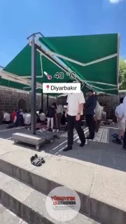 Diyarbakır'da namaz öncesi güneş altında bırakılan bir vatandaşa ait terlikler, aşırı sıcak nedeniyle yamuldu.