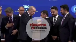 Nevşehir Belediye Başkanı Rasim Arı, AK Parti'ye katıldı. Cumhurbaşkanı Erdoğan, Arı'ya parti rozetini taktı.