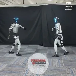 Bilim insanları; birbirlerini selamlayabilen, sarılabilen ve yakın arkadaşlar gibi yan yana yürüyebilen iki insansı robot geliştirdi. Robotlar, doğal bir şekilde hareket etmelerine ve dengede kalmalarına yardımcı olan "Rhythm" adlı yeni bir altyapı k