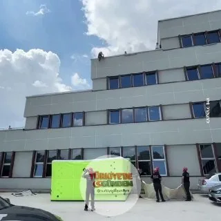 Bolu'da kaçak yollarla salep soğanı topladığı gerekçesiyle 2 milyon 97 bin TL idari para cezası kesilen kişi, Bölge Orman Müdürlüğü binasının çatısına çıkarak intihar girişiminde bulundu.