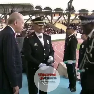 Cumhurbaşkanı Erdoğan ile Kongolu Polis Akademisi mezunu arasındaki diyalog: "Şimdi Kongo'ya mı gidiyorsun?" "Evet Sayın Cumhurbaşkanım." "Bizden de Kongo'ya selam götürüyor musun?" "Başüstüne Sayın Cumhurbaşkanım."