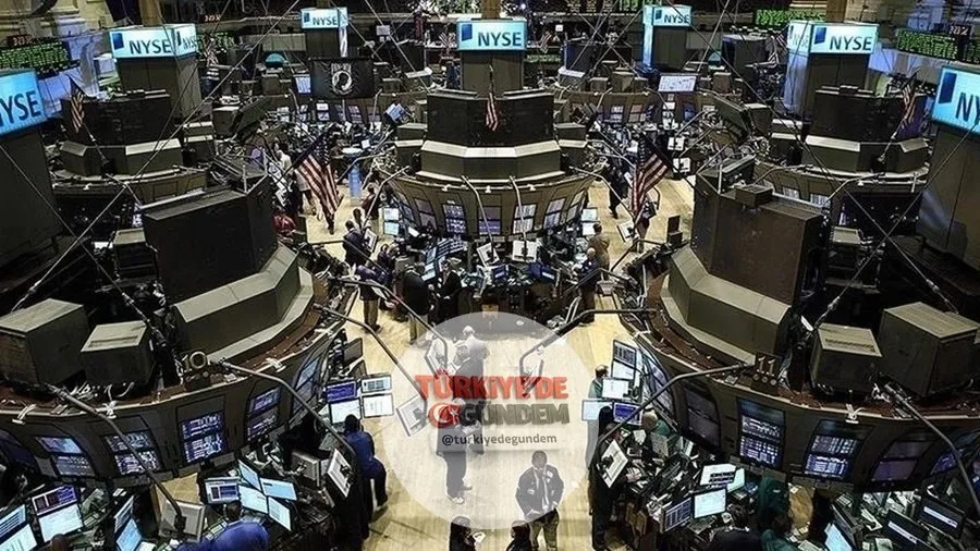 New York Borsası güne yükselişle başladı. Yoğun veri akışının yaşandığı güne artışla giriş yapan New York Borsası'nda Dow Jones endeksi, açılışta yüzde 0,31 değer kazanarak 52.009,02 puana yükseldi. S&P 500 endeksi yüzde 0,63 artışla 7.404,91 puana,