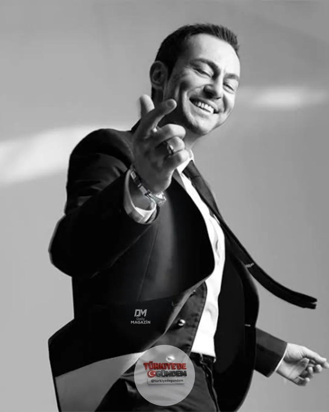Serdar Ortaç, Instagram'da yeni müzik gruplarını takibe aldı. Manifest, Karma6 ve Mantra5 adlı genç müzik gruplarının da Ortaç'ı takibe aldığı görüldü.