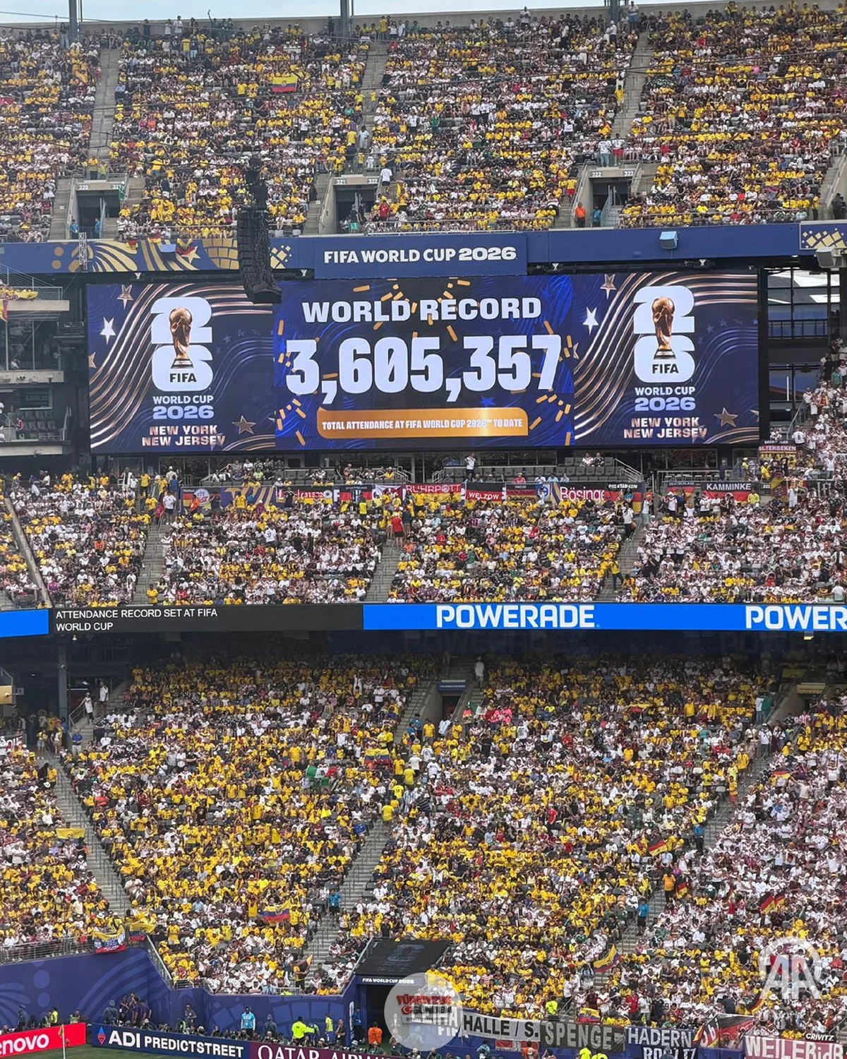 2026 FIFA Dünya Kupası’nda toplam 3,6 milyon taraftara ulaşılarak turnuva tarihinin seyirci rekoru kırıldı. Önceki rekor, 3 milyon 587 bin 538 taraftarla ABD’nin ev sahipliği yaptığı 1994 Dünya Kupası’na aitti
