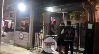 Kadıköy'de bir kafe çalışanına saldıran şahsın gözaltına alındığı anlar. Saldırganın daha önce de aynı iş yerine gelerek çalışanları ve müşterileri taciz ettiği belirlendi. (Çağdaş Evren Şenlik)