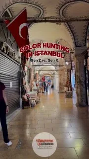 İstanbul'da dört turist, kendileri için seçtikleri renklerdeki nesneleri fotoğrafladı.