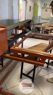 Onlarca öğrencinin anılarını taşıyan sınıf sırasının temizlendiği o anlar;