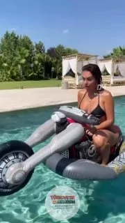 Georgina, motosiklet şeklindeki deniz simidiyle havuzda keyifli anlar yaşadı.