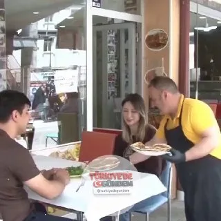 Sivas'ta lahmacunu 50 TL'den sattığı için rakip işletmeler tarafından şikayet edilen esnaf, ürünün maliyet kalemlerini tek tek açıkladı: "Sivas'ta etin kilosu 800 TL. Soğan 20, domates 30 TL. Yüzde 15 kârla satış yapıyorum. Dükkan benim. Az kazanıyor