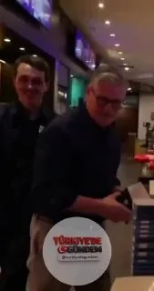 İngiltere Başbakanlığı görevinden ayrılacağını açıklayan Keir Starmer'ın, bir sinema ziyareti sırasında patlamış mısır standının arkasına geçtiği görüntüler sosyal medyada gündem oldu. Sosyal medya kullanıcıları, Starmer'ın bu anlarına esprili bir di