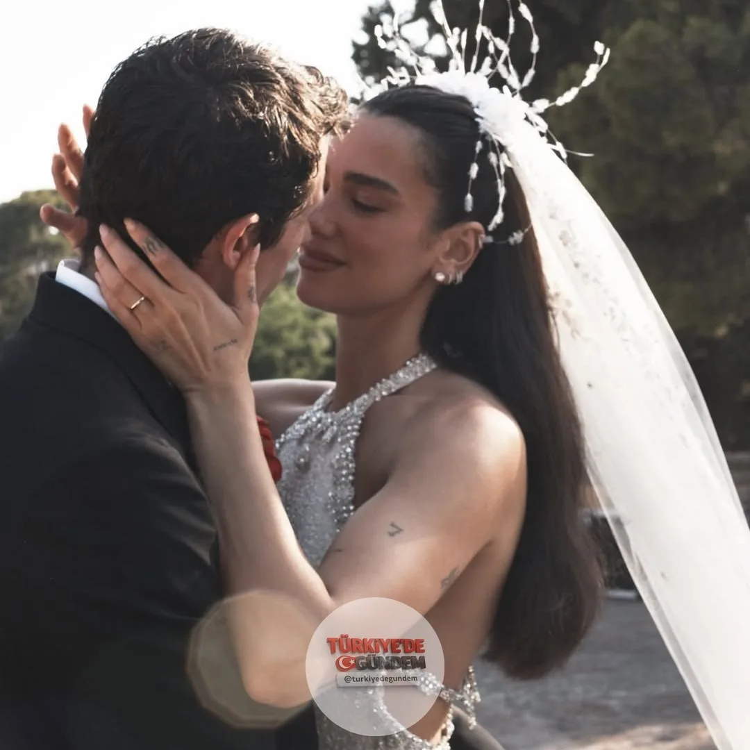 Dua Lipa ve Callum Turner'ın, Turner'ın o dönemki sevgilisi Victoria ile yemek yediği sırada Dua Lipa'nın yanındaki masaya oturmasıyla tanıştıkları ortaya çıktı.
