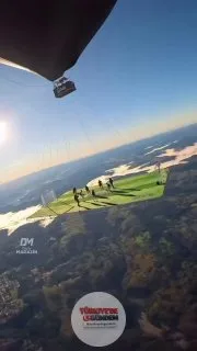 Adrenalin tutkunu Hanna Terrell, gökyüzünde kurulan bir sahada gol attıktan sonra aşağı atlayarak dünya çapında viral oldu.