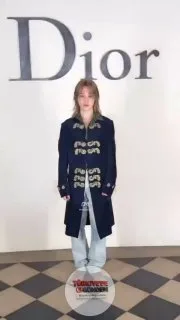 Jimin, Dior Erkek İlkbahar 2027 defilesinin gerçekleşeceği mekandaki yerini alırken yakışıklılığı ve şık tarzıyla tüm dikkatleri üzerine çekti.
