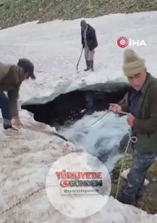 Erzurum'da buzulların arasına sıkışan buzağı, vatandaşların yoğun çabaları sonucu kurtarıldı.