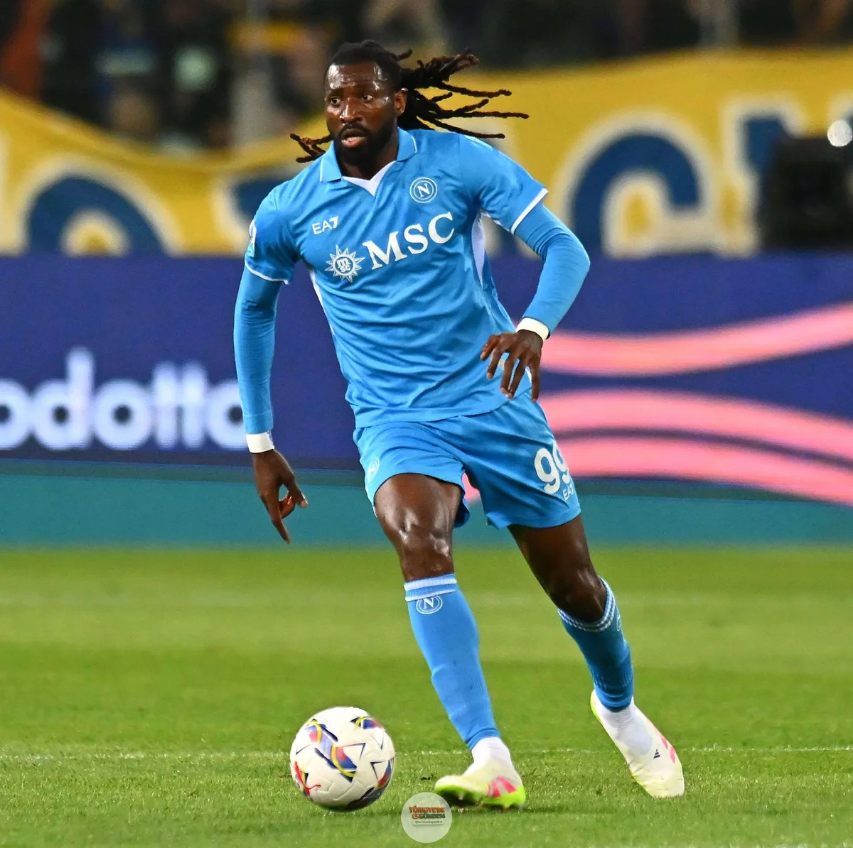 Beşiktaş'ın transferinde önemli mesafe kat ettiği Napoli'nin 30 yaşındaki orta sahası Frank Anguissa için Galatasaray da devreye girdi. (Sözcü)