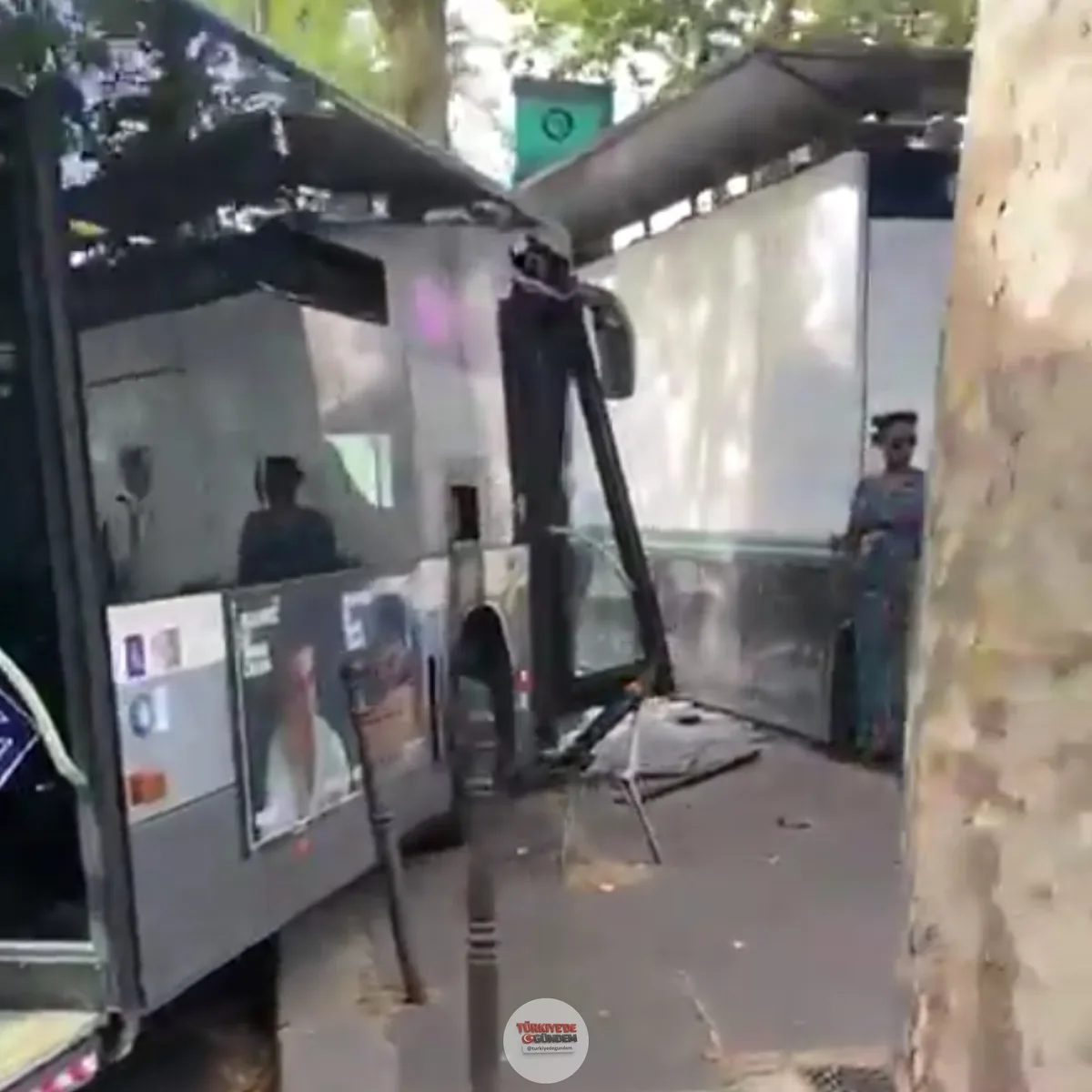 Fransa'da bir otobüs şoförü, araçta klima bulunmaması nedeniyle aşırı sıcaklardan fenalaşarak bayıldı ve kazaya yol açtı. Fransa'daki birçok toplu taşıma aracında klima sistemi bulunmuyor.