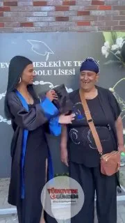 Liseden yeni mezun olan genç, kep ve cübbesini annesine giydirdi.