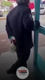 Kocaeli'de bir sokak kedisinin yüzüne yağ çözücü sıkan market çalışanı, yargılandığı davada beraat etti. Çalışanın 1.500 TL'lik adli para cezasını 4 taksitle ödemesine karar verildi. (NTV)