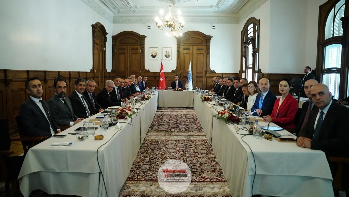 Çevre, Şehircilik ve İklim Değişikliği Bakanı Murat Kurum: "Ülkemizde ev sahipliği yapacağımız COP31 süreciyle ilgili Türkiye Bankalar Birliği Yönetim Kurulu ile bir araya geldik. İklim eyleminde kritik rol oynayan bankacılık ve finans sektörüyle koo