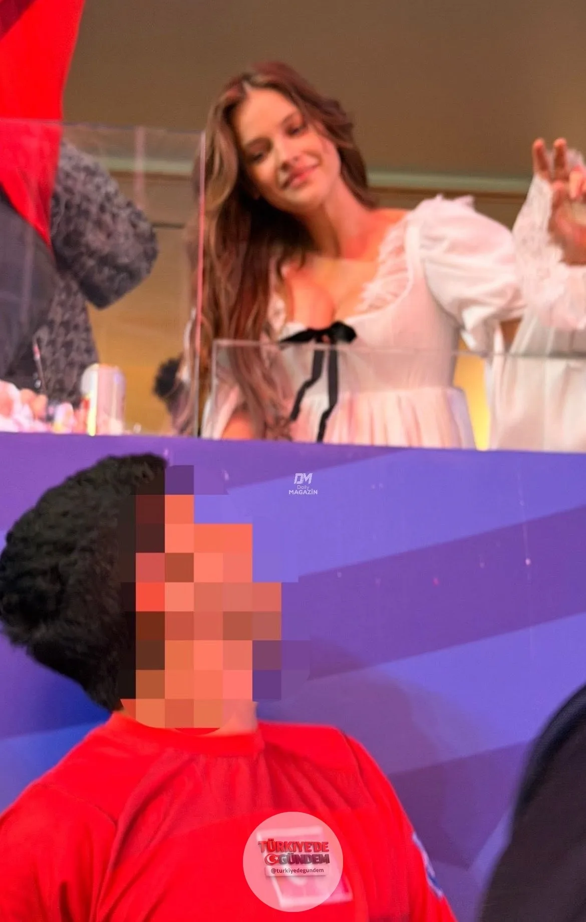 ABD - Türkiye maçını izlemek için stadyuma gelen Barbara Palvin, bir hayranıyla çektirdiği fotoğrafla dikkatleri üzerine çekti.