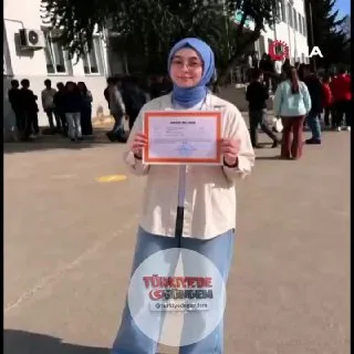 Kahramanmaraş'taki okul saldırısında hayatını kaybeden öğrencilerin, saldırıdan önceki dönem karnelerini alırken çekilen fotoğrafları ortaya çıktı.