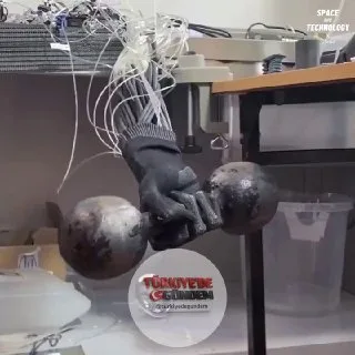 Clone Robotics tarafından geliştirilen bu gerçekçi insansı robot kol, insan kolunun hareketlerini ve anatomisini birebir taklit edecek şekilde tasarlandı. Elektrik ve insan kalbi boyutlarındaki kompakt bir pompa aracılığıyla çalışan su bazlı hidrolik