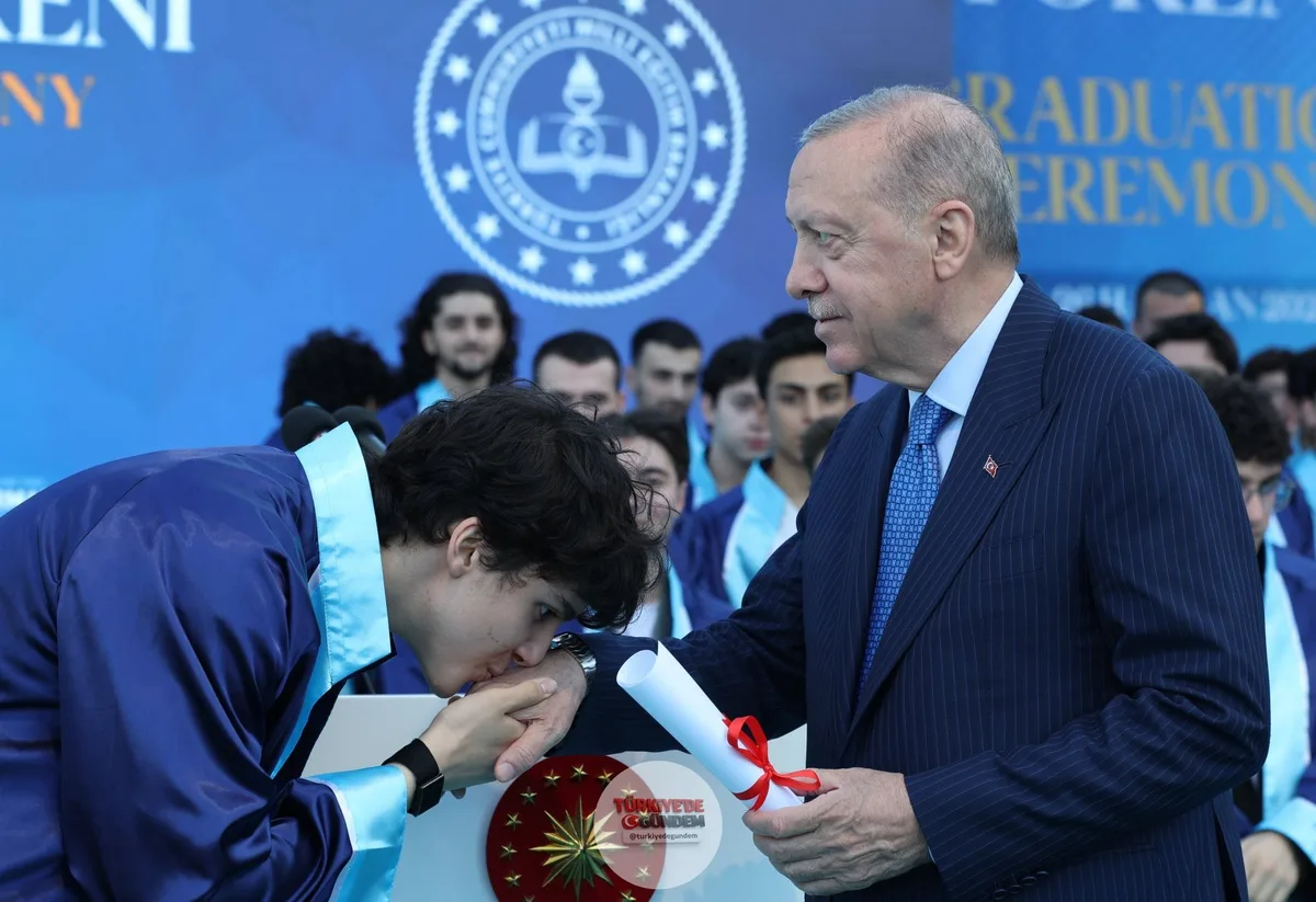 Cumhurbaşkanı Erdoğan, Marmara Anadolu İmam Hatip Lisesi'nden mezun olan torunu Ömer Tayyip Erdoğan'a diplomasını takdim etti.