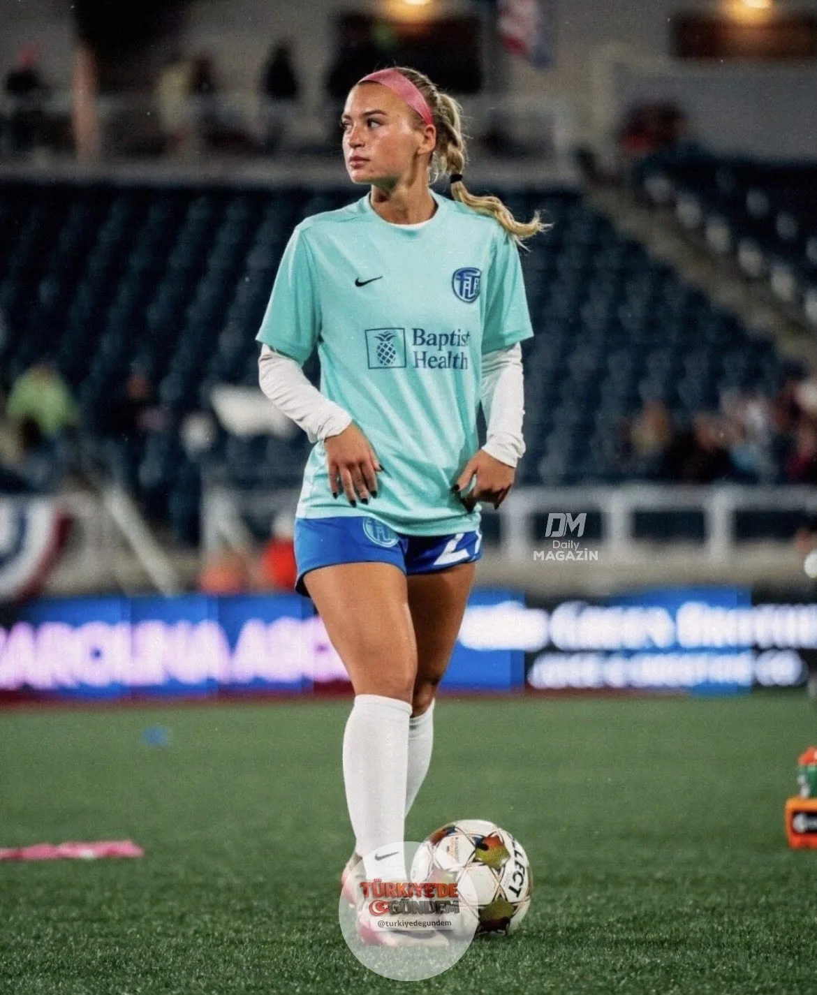 Güzel futbolcu Julia Grosso, yeşil bikinisiyle kusursuz fiziğini sergiledi.