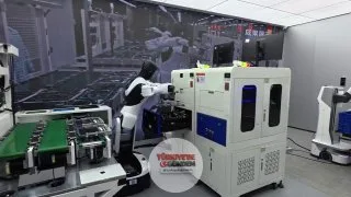 Şanghay'daki AGIBOT turu sırasında, kontrollü bir ortamda gerçekleştirilen otonom bir gösterime tanık olduk. Ertesi gün AGIBOT, aynı görevi gerçek bir montaj hattında 100 saatlik canlı yayınla sergilemeye başladı. Birden fazla G2 robotu, gerçek table