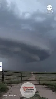Batı Oklahoma'da perşembe günü etkili olan şiddetli fırtınalar, gökyüzünü karartarak yoğun şimşek çakmalarına yol açtı. Ulusal Hava Durumu Servisi, bölge genelinde şiddetli fırtına uyarıları yayımlayarak yıkıcı rüzgarlar, beş santimetreyi bulan dolu
