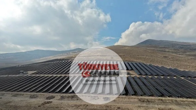 Güneşten elektrik üretiminde yılın rekoru tazelendi Türkiye'de güneş enerjisi santrallerinden elektrik üretimi çarşamba günü günlük bazda yılın en yüksek seviyesine ulaştı. En son 15 Haziran'da güneş enerjisinden günlük bazda üretilen elektrik yılın