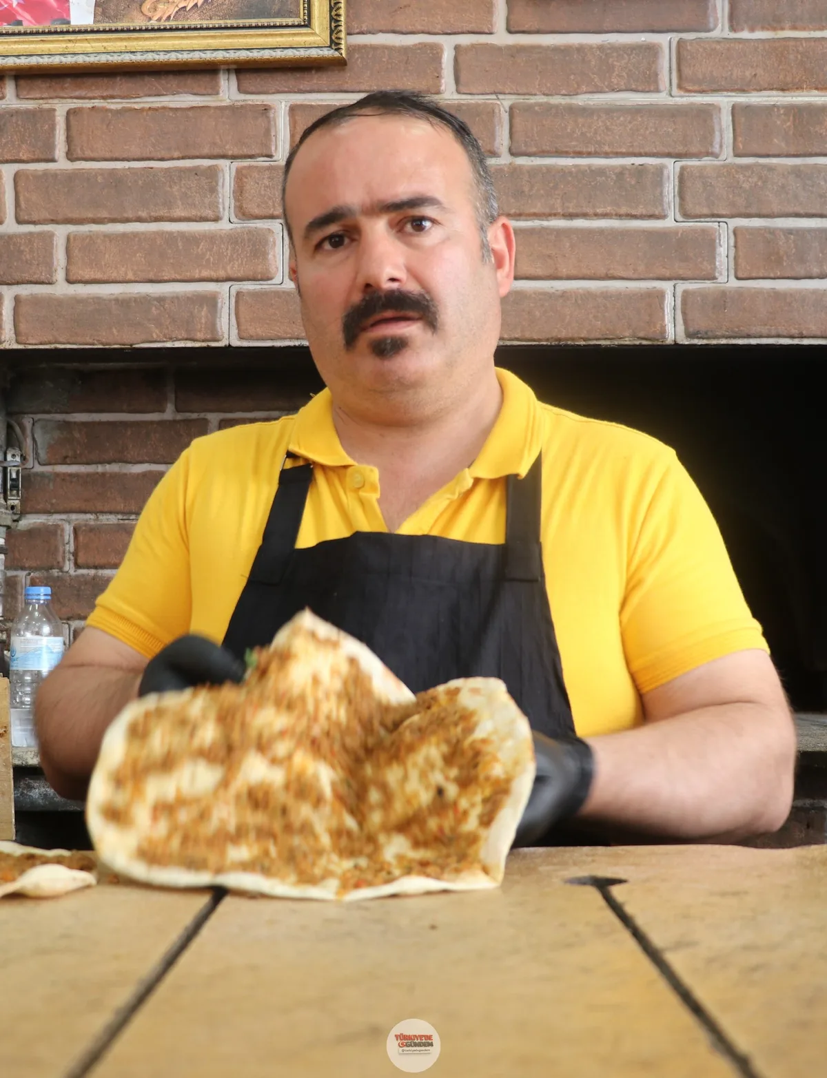 Lahmacunu 50 TL'ye sattığı için şikayet edilen esnaf konuştu: "Bana 'Nasıl 50 TL'ye satıyorsun?' diye soruyorlar. Sivas'ta etin kilosu 800 TL, soğan 20 TL, domates 30 TL. 50 TL'ye sattığımda yüzde 15 kâr ediyorum. Maliyetler elverdiği sürece 50 TL'de