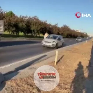 İstanbul Büyükçekmece'de alkollü olduğu iddia edilen bir kadın, sabahın erken saatlerinde yoldan geçen araçların önüne atlayarak sürücülere zor anlar yaşattı. O anlar bir vatandaş tarafından cep telefonu kamerasıyla kaydedildi.