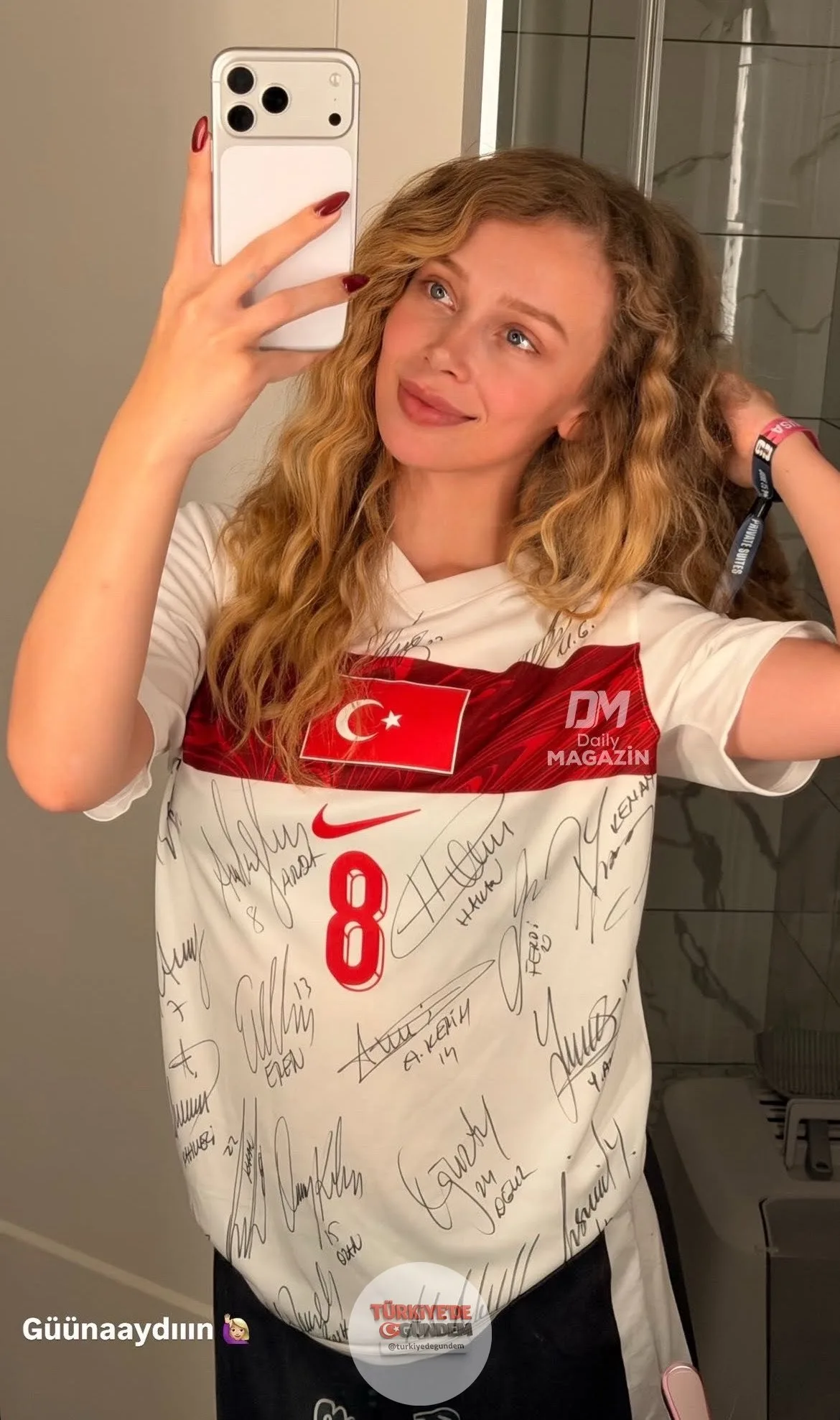 Türkiye'ye dönemeyen sosyal medya fenomeni Yaren Alaca, imzalı A Milli Takım formasıyla verdiği sabah pozuyla dikkatleri üzerine çekti.
