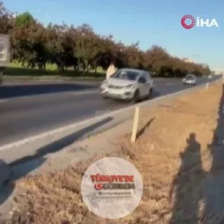 Büyükçekmece'de alkollü olduğu iddia edilen bir kadın, sabahın erken saatlerinde araçların önüne atladı. (İHA)