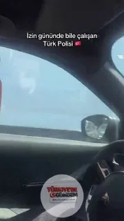 İzin gününde trafiğe takılan bir polis memuru, aracından inerek yolu açtı: "Polis 24 saat görev başındadır."