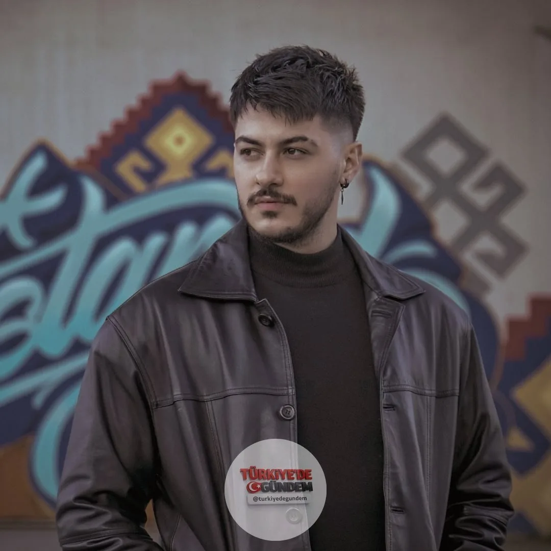 Semicenk: "Dans edemiyorum, Allah bana öyle bir yetenek vermemiş. Bazı dinleyiciler 'Sahnede neden odun gibi duruyorsun' diye sitem ediyor ama elimde olan bir şey değil."