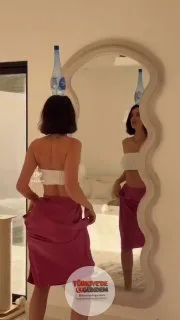 Başında su şişesiyle aynanın karşısında dans eden Melinda, dengesini kaybederek yere düştü.
