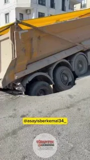 İstanbul Beylikdüzü'nde, asfaltın çökmesi sonucu oluşan obruğa hafriyat yüklü bir kamyon saplandı.