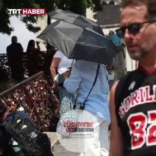 Aşırı sıcaklardan bunalan Fransızlar, pencerelerini alüminyum folyo ile kaplamaya başladı.