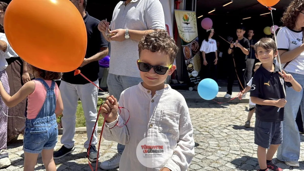 Zonguldak'ta 2 yaşında lösemi teşhisi konulan ve tedavi sürecinin ardından sağlığına kavuşan 6 yaşındaki Ediz Asil için yüzlerce kişi gökyüzüne balon bıraktı.
