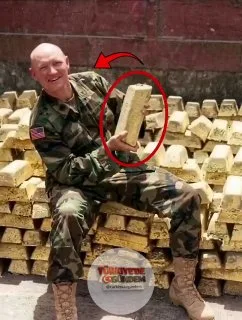 ABD askerlerinin 2003 yılında Bağdat'ta Irak'tan kaçırdıkları altınlarla görüntülendiği kareler... Irak'ın neden işgal edildiğini şimdi anladınız mı?