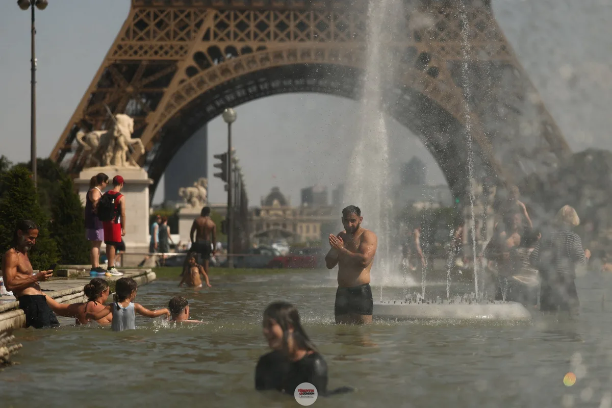 Londra'daki sınıflardan Paris sokaklarına kadar günlük yaşam, aşırı sıcaklar nedeniyle yeniden şekilleniyor. On Assignment, Avrupa'daki rekor sıcaklıkların perde arkasını ekranlarınıza getiriyor. Şimdi dinleyin: