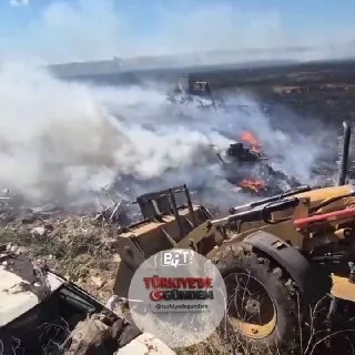 Tekirdağ'da bir tarlada çıkan yangın devam ederken, çiftçiler biçerdöverle kalan hasadı tamamlamaya çalıştı.