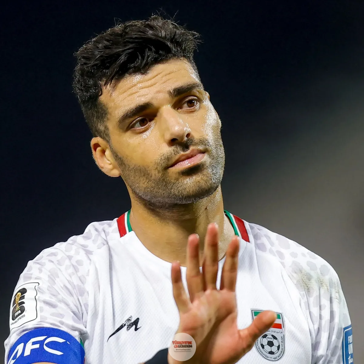 İran Milli Takımı Kaptanı Mehdi Taremi: "Korkunç bir Dünya Kupası. Profesyonel oyuncular olarak bu şartlar altında bir turnuvada oynamamız ne doğru ne de adil. Eğer FIFA bunun adil olduğunu düşünüyorsa, bu onların kararı. Ülkede kalamıyoruz; her maç