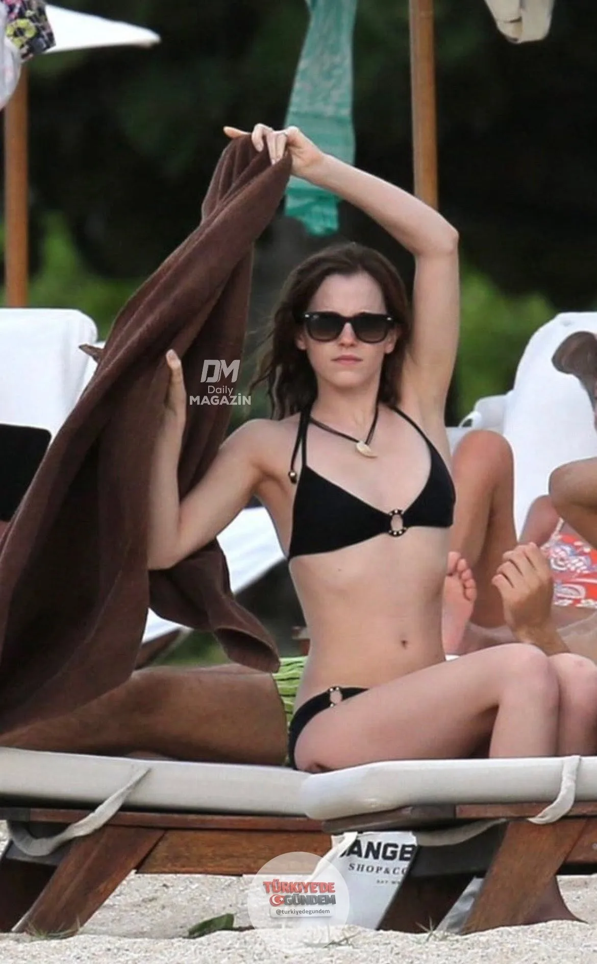 41 yaşındaki Emma Watson, Jamaika'daki bir plajda görüntülendi.