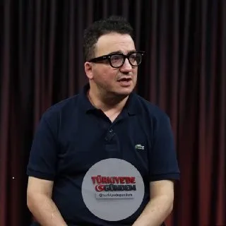 Oytun Erbaş: Havuzlar klorlu olursa hiçbir sorun yok. Yani rutin temizlenen ve klorlanan havuzlarda klamidya bulaşmaz, siğil bulaşmaz. Klamidya normalde kadın ve erkek cinsel organında bulunur, konjonktivit yapar. Yani havuzdan çıktıktan bir iki gün